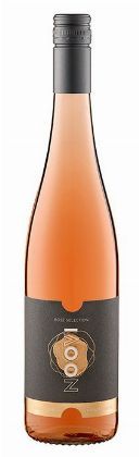 NOOVI ' 6 FL. ROSE SELECTION - ALKO Der Rose Selection zeigt sich im Glas blass Rosa. Ein noch feiner Rose Cuvee aus verschiedenen Trauben und vielfältige Aromen von Mirabellen, frischen Erdbeeren und gelbem Apfel in die Nase. Am Gaumen körperreich mit feinen Struckturen. Fruchtvoll und angenehmen im frischen Nachhall. Und das alkoholfrei ! 
<br>
<br>SELECTION - eine neue Zeitenrechnung alkoholfreien Wein. 
<br>
<br>Alles beginnt mit einer sorgfältigen und akribischen Auswahl des Traubengutes welches für diese vorzeige Weine ausgewählt wurde. Säure und Zuckergehalt der Trauben sind so darauf abgestimmt, dass sie die typische Weinaromatik auch nach dem Entalkoholisierungsprozess kanalisieren. Dank einer innovativen Aromenrückgewinnung, werden diejenigen Molekülketten des Traubenmostes, die Geschmacks- und Aromaprägend sind, vor der Entalkoholisierung enzogen und anschließend wieder hinzugeführt. Dieser Vorgang sorgt für ein nie dagewesenen Weingenuss, ohne Alkohol. NOOVI - eine Selection für alle Sinne. 