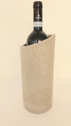 WINESCOUT7 ' WEINKÜHLER NATURSTEIN  WineScout7: Dieser Weinkühler ist ein Naturprodukt aus Bollinger / Lehholz Sandstein. Patiniert optisch sehr schön und verliert deshalb auch nach Jahren nicht an Attraktivität. Zeitlos und Elegant sowie nachhaltig, ökologisch und natürlich langlebig – Naturstein liegt total im Trend