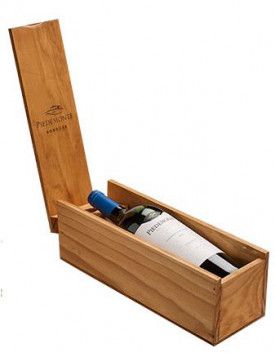 PIEDEMONTE ' CABERNET CRIANZA DO MA WineScout7:... Der repräsentative CABERNET CRIANZA DO MAGNUM IN 1ER HOLZKISTE ist ein sehr guter ausgewogener Wein. Seine komplexen Aromen von reifen Früchten,schwarzen Johannisbeeren, Blaubeeren, bitterer Schokolade,feinen Röstaromen und würzigen Noten sind sehr elegant am Gaumen.
<br>
<br>Empfehlenswert zu Lamm und Wild, kräftigen Gerichten von Schwein und Rind, Braten in dunklen Soßen, gegrilltes Fleisch und kräftigen, rezenten Hartkäsesorten. 
<br>
<br>Die Magnumflasche in Holzkiste ist eine optisch und Inhaltlich sehr ansprechendes Geschenk für viele Anlässe.