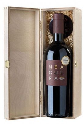 MEA CULPA ' VINO ROSSO IN HOLZKISTE Der Mea Culpa Vino Rosso zeigt sich in einen tiefdunklen Purpur. Eine einzigartige, wunderbare Appassimento-Cuvée aus den Rebsorten Primitivo, Syrah und Merlot. In original Mea Culpa Holzkiste: 1 Flasche Mea Culpa Vino Rosso 0,75 l 1 Original Mea Culpa Tropfschutz. Empfehlenswert zu Rinderrouladen, Gulasch und Wildgerichten.
<br>
<br>Auch ohne Holzkiste zu bekommen. Bitte Preis anfragen ! 
<br>
<br>Was ist das Besondere an diese Wein ? 
<br>
<br>Dieser einzigartige, wunderbare und auch provokante Appassimento-Cuvée ist tatsächlich etwas besonderes ! In den Verkostungen stachen die Weine von drei bestimmten Lagen immer wieder mit besonderer Exzellenz und großem Potenzial hervor. Zwei der Weinberge befinden sich auf Sizilien, doch der dritte Weinberg liegt in Apulien! Wie bei einem Bordeaux-Blend geht es darum, dass sich die Weine in ihrer unterschiedlichen Ausprägung perfekt ergänzen. Im Anbaugebiet Salento wachsen in dem Weinberg Alberello Reben mit einem Alter von 40 - 50 Jahren. Wie für die Region Apulien üblich, handelt es sich um Primitivo-Trauben. Durch das Alter der Reben und die Wasserarmut, die besonders in diesem Weinberg herrscht, ist der Ertrag relativ gering. Die Trauben werden per Hand gelesen und selektiert. Ungefähr 35 % der Trauben werden für das Appassimento-Verfahren verwendet und für 30 Tage getrocknet. Dabei verlieren sie 30 % ihres Gewichts. Die Trauben werden vor der Vergärung für 8 - 9 Tage mazeriert. Dies sorgt für eine ausreichende Extraktion, ohne dass harte Gerbstoffe in den Wein gelangen. Danach findet die Vergärung bei 28 - 30 °C statt. Ein 6-monatiger Ausbau in französischen Barriques folgt im Anschluss. 
<br>
<br>Die zweite Komponente dieses Weins ist ein Appassimento Syrah aus einer exponierten Lage auf Sizilien. Die Trauben bleiben ganz lange am Stock hängen, bis auch sie ca. 30 % ihres Gewichts verloren haben.Um die Cuvée perfekt abzurunden, wird sie durch einen weichen aber kraftvollen Merlot ergänzt, der alle Teile harmonisch miteinander verbindet. Die Trauben mazerieren 4 - 5 Tage um die nötige Stabilität für den Ausbau im Barrique zu erhalten. Nach der Gärung lagert der Wein für 6 - 7 Monate in neuer französischer Eiche mit einem mittleren Toastungsgrad.
<br>