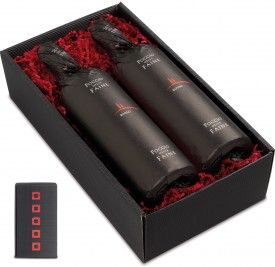 PRÄSENTBOX - GOURMET ' STELLE ITALI Der Super Toskaner ' POGGIO DELLE FAINE ROSSO IGT ' begeistert in der Nase mit einem konzentrierten Bukett, dass viel frisches, vanilliges Holz mit angenehmer, warmer und schmeichelnder Frucht vermählt. Am Gaumen zeigt der Blend, aus 80% Sangiovese,10 % Syrah und 10% Cabernet Sauvignon elegante Aromen von Leder sowie Anklänge von Schokolade und Kaffee. Ein Blend mit viel Konzentration, guter Länge und hohem Potenzial, der hervorragend zu Nudelgerichten mit Tomatensauce, Wildgerichten, gegrillten Lamm, kräftigen Weichkäse und Hartkäse passt. Lieferumfang der GOURMET-PRÄSENTBOX ' STELLE ITALIANE '. 2 FL. Poggio delle Faine IGT à 0.75 L. Mehrfach Prämiert als bester italienischer Rotwein des Jahres, Berliner Weintrophy, Mundus Vini Trophy.