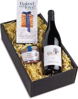 PRÄSENTBOX - GOURMET ' COTES DU ROH Die ROHNE hat es gut gemeint mit der DOMAINE BOIS DE BRIGNON. Alles was einen wertvollen Weinberge ausmacht um erstklassige Weine zu produzieren, hat die ROHNE im Laufe der Jahrhunderte angeschwemmt. Der BOIS DE BRIGNON Cotes du Rohne AOP hat einen Duft nach Amarenakirschen, saftigen Pflaumen,Brombeeren und etwas Bitterschokolade.Der Süssliche Auftakt am Gaumen geht in eine saftige Kirscharomatik über, begleitet von einer pfeffrigen-würzigen Note. Der Nachhall ist lang und offenbart eine Nuance von Lakritz. Erstklassig sind die Pasteten von ARNAUD, handwerklich hergestellt ohne Farb und Konservierungsstoffe . Lieferumfang der Gourmet- Präsentbox: 1 FL.Bois de Brignon Cotes du Rohne AOP, 0.75 L., LES COTEAUX DE FOURNES , 1 X Glas Terrine vom Fasan mit Armagnac 180 g., von Le Patron Arnaud-Frankreich , 1 x Pck. Käsecracker mit Cheddar 75 g. von Buiteman-Niederlande.
<br>