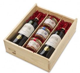 PRÄSENTBOX ' FRANKREICH DE LUXE  In Bordeaux, der mondänen Weinmetropole Frankreichs, wird viel Wert auf gutes Essen und Trinken gelegt. Ein guter Bordeaux wie der VIRCOULON gehört einfach dazu. Genau wie die erstklassigen Pasteten des Familienunternehmens ARNAUD. Diese Pasteten enthalten keine Konservierungsstoffe, nur feinste Zutaten ohne künstliche Aromen. Das sind die Maximen nach denen bei Arnaud diese herrlichen Pasteten hergestellt werden. Der Chateau Vircoulon AOC Bordeaux besticht mit seinen frischen Aromen von kandierten Früchten, Blaubeere und einem hauch Veilchenblüte. Tiefgründig und fruchtig, üppig und kraftvoll, gestützt von weichen, reifen Tanninen ist der Vircoulon ein Wein der wunderbar rund und gefällig auftritt.
<br>
<br>Lieferumfang der GOURMET- HOLZKISTE ' FRANKREICH DE LUXE ': 2 x FL.Chateau Vircoulon AOC Bordeaux 0.75 L. (fruchtig und kraftvoll ) ; 1 Glas Terrine mit Fasan und Armanac 180 g ; 1 Glas Terrine mit Ente mit Orange 180 g ; 1 Glas Terrine mit Geflügelleber und Cognac 180 g. 
<br>
<br>WEITER ANGEBOTE FINDEN SIE UNTER ' DIREKTSUCHE ' > geben sie ein ' PRÄSENTBOX '
<br>