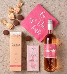 PRÄSENTBOX ' LA VIE EST BELLE  La vie est belle : Ein zauberhaftes Set für alle, die das (französische) Leben lieben ! Mit herzhaften Crêpes Fourrés und einem kühlen Rosé kann man im Handumdrehen auf einer Parkbank oder der Picknickdecke ein kleines Gourmet-Fest feiern. Sollten ein paar Kekse übrig bleiben, bewahrt man sie stilecht im mitgelieferten Vorratsglas auf. Savoir vivre !
<br>
<br>Im Präsentkarton enthalten: 1 Fl. La vie est belle, Roséwein, 0,75l ; 1 Packung Dolfin Edelvollmich 38% ; 1 Packung Cioccovelvet bianco latte ; 1 Pack. Servietten 'La vie est belle'