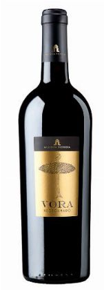 MASSERIA PIETROSA ' VORA NEGROAMARO SALENTO IGP 2018 ' 6 FL. , 0.75 L.,*WINESCOUT7*. IT-APULIEN Dieser sehr exzellente 2018er Jahrgang des VORA NEGROMARO SALENTO im 6 Flaschen Paket ist eine Rarität. Er zeigt ein herrliches Purpurrot im Glas. Sein Duft von schwarze Beeren, Wildkräutern und Nuancen von Ceylon-Tee ist sehr fein. Am Gaumen sehr weich und fruchtintensiv, Geschmacksnoten nach Brombeeren und schwarzem Holunder, Rosmarin und Thymian mit einer angenehmen samtigkeit überzeugen. Sein lang anhaltender Abgang wird begleitet von gerösteten Mandeln.
<br>Empfehlenswert zu Gerichten mit dunklem Fleisch wie Schweinsfilet, Tatar, Rindsragout oder Lammracks. Spannend auch zu Grillspiessen, Branzino (Wolfsbarsch ) vom Grill, Coniglio, Fegato und Eintöpfen.Der sichere Trumpf für jede Grillparty !!
<br>
<br>Auf dem schmalen Landstreifen zwischen dem Ionischen Meer und der Adria befindet sich eine der führenden Kellereien Apuliens, die Cantine San Marzano. Von ihr stammt der kraftvolle und feurige Negroamaro Vora, ein fruchtaromatischer Rotwein von zum Teil sehr alten Rebstöcken, gekonnt während 6 Monaten im Barrique verfeinert. Mauro di Maggio, Direktor von San Marzano, sieht eine rosige Zukunft für diese große Rebsorte des italienischen Südens: „Die Negroamaro ist die nächste große Trendrebsorte Apuliens.”
<br>
<br>