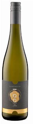 NOOVI ' 6 FL. RIESLING SELECTION-ALKOHOLFREI ', 0.75 L.,*WINESCOUT7*, DEUTSCHLAND Im Glas zeigt sich der Riesling Selection strohgelb mit grünen Reflexen.Elegante Aromen von Weinbergpfirsich, Aprikose und süßer Melone in der Nase. Am Gaumen konzentriert und überraschend süffig bei vollem und rundem Körper. Ein zarter Schmelz im Abgang mit einem Hauch Extraktsüße. Unglaublich alkoholfrei !
<br>
<br>SELECTION - eine neue Zeitenrechnung alkoholfreien Wein.
<br>
<br>Alles beginnt mit einer sorgfältigen und akribischen Auswahl des Traubengutes welches für diese vorzeige Weine ausgewählt wurde. Säure und Zuckergehalt der Trauben sind so darauf abgestimmt, dass sie die typische Weinaromatik auch nach dem Entalkoholisierungsprozess kanalisieren. Dank einer innovativen Aromenrückgewinnung, werden diejenigen Molekülketten des Traubenmostes, die Geschmacks- und Aromaprägend sind, vor der Entalkoholisierung enzogen und anschließend wieder hinzugeführt. Dieser Vorgang sorgt für ein nie dagewesenen Weingenuss, ohne Alkohol. NOOVI - eine Selection für alle Sinne.